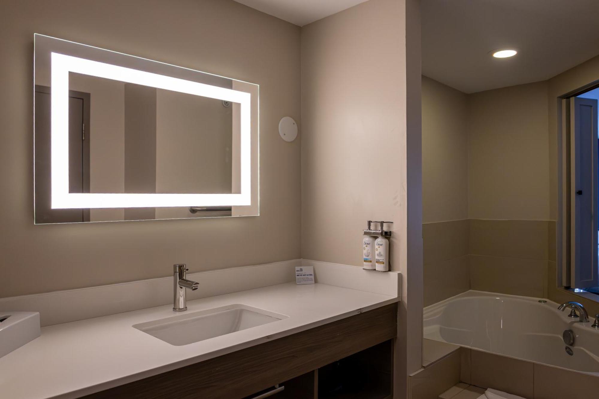 Holiday Inn Express Hotel & Suites Brockville By Ihg Exterior foto