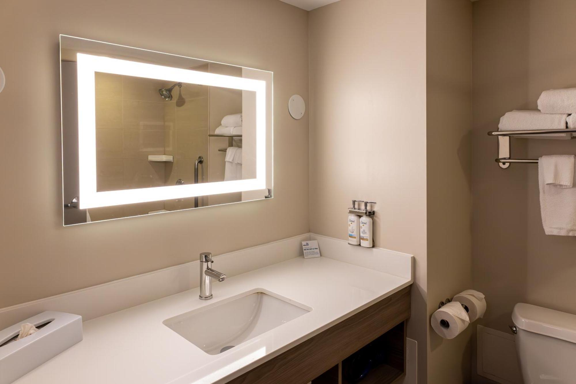 Holiday Inn Express Hotel & Suites Brockville By Ihg Exterior foto